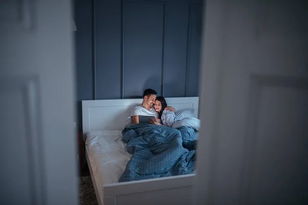 Beautiful Young Couple Cuddling Warm Bed Watching Movie Tablet — Stock Photo, Image