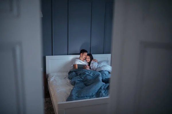 Belo Jovem Casal Abraçando Sua Cama Quente Como Eles Estão — Fotografia de Stock