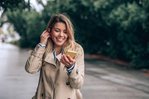 Mulher Atraente Mensagens Texto Telefone Cidade — Fotografia de Stock