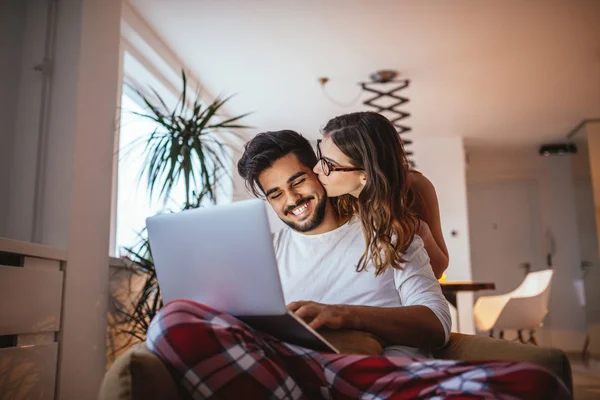 Pareja Joven Vinculándose Casa — Foto de Stock