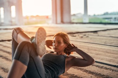 genç kadın çalışma dışarı