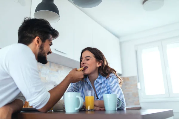 Ein Junger Mann Füttert Morgens Seine Schöne Freundin — Stockfoto