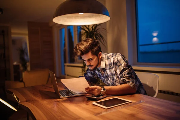 Jeune Homme Travaillant Sur Son Ordinateur — Photo