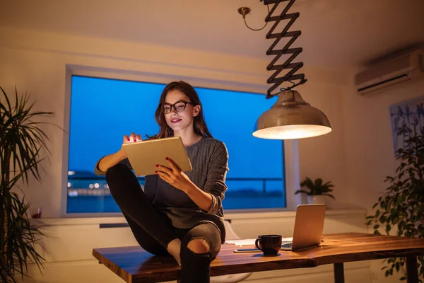 Ung Kvinna Som Sitter Bord Med Hennes Tabletten Handen — Stockfoto