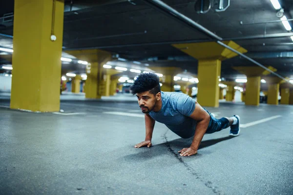 Молодий Чорний Атлетичний Чоловік Робить Поштовхи Середині Підземного Гаража — стокове фото