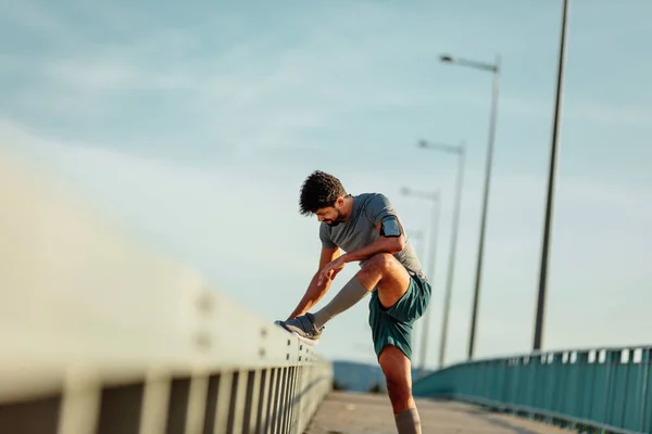 Tiro Jovem Que Fecha Sapato Ponte — Fotografia de Stock