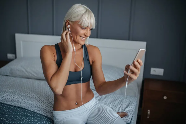 Jovem Atleta Atraente Ouvindo Música — Fotografia de Stock