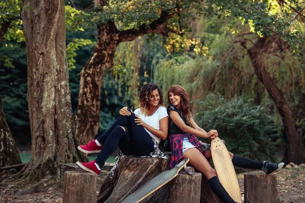 Две Молодые Женщины Отдыхают Парке Своими Длинными Досками — стоковое фото
