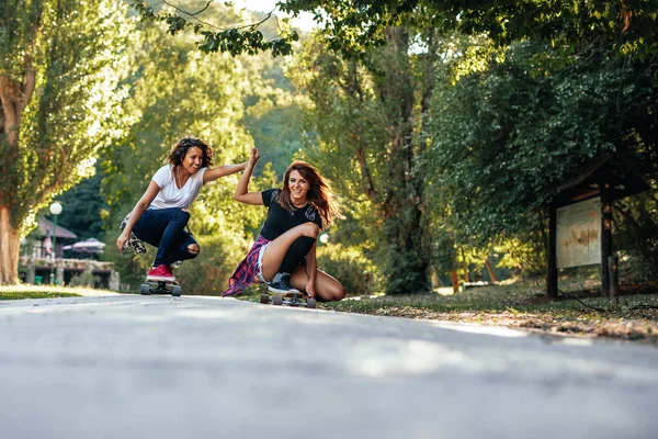 Zwei Junge Mädchen Skateboarden — Stockfoto