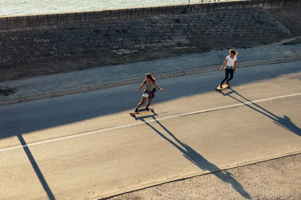 Dos Chicas Jóvenes Patinando Carretera —  Fotos de Stock