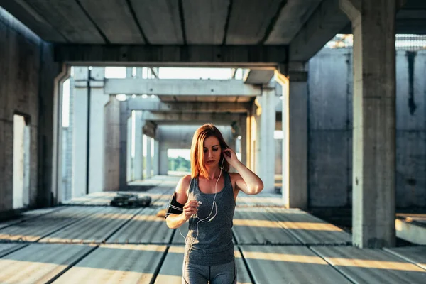 Jovem Atleta Colocando Seus Fones Ouvido — Fotografia de Stock