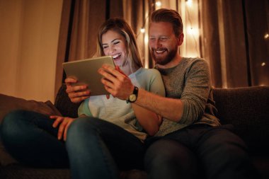 Bir tablet tutan genç Çift