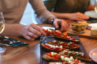 Bir tabak yiyecek alarak adam