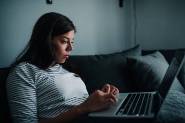 bilgisayarında çalışan genç kadın