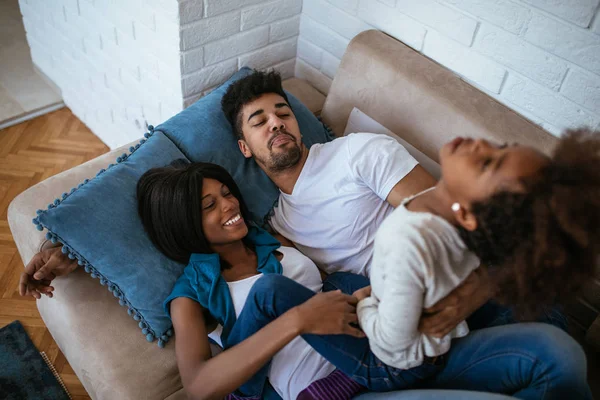 Glad Familj Som Har Roligt Vardagsrummet — Stockfoto