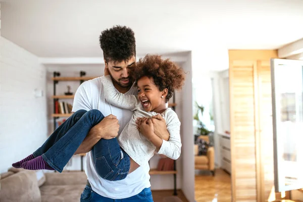 Schuss Eines Vaters Der Seine Tochter Trägt — Stockfoto