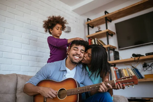 Shot Van Een Jonge Vader Een Gitaar Spelen Zijn Vrouw — Stockfoto