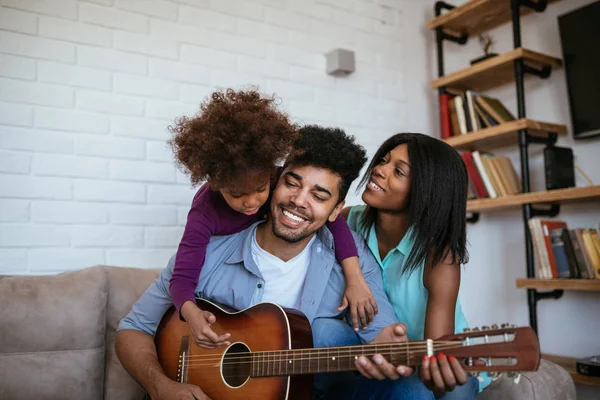 Familia Divirtiéndose Tocando Una Guitarra Salón —  Fotos de Stock
