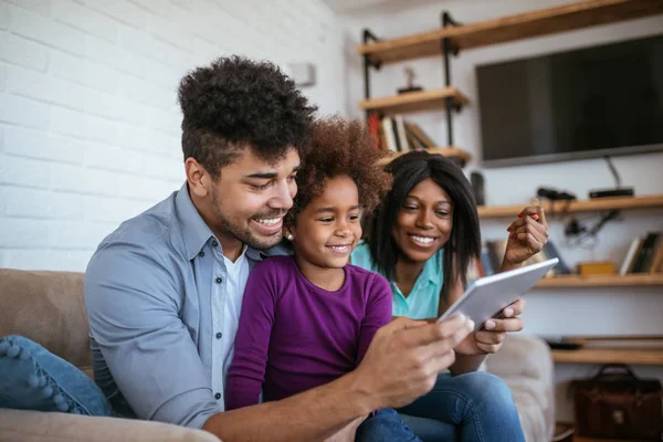Família Jovem Com Criança Divertindo Usando Tecnologia Moderna — Fotografia de Stock
