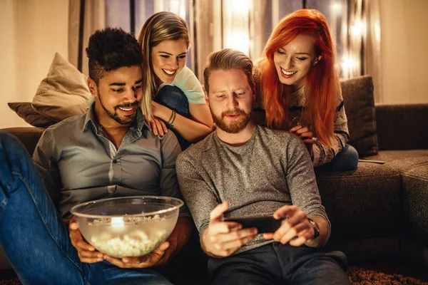 Twee Jonge Man Twee Jonge Vrouwen Zoek Naar Een Mobiele — Stockfoto