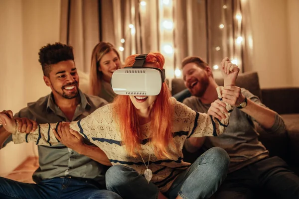 Grupo Amigos Divirtiéndose Con Realidad Virtual — Foto de Stock
