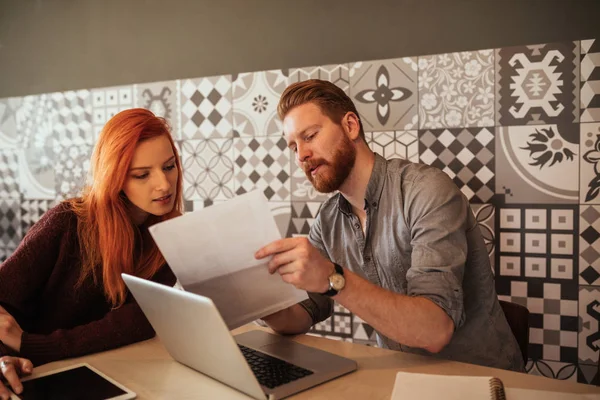 Young Male Female Looking Piece Paper — Stock Photo, Image