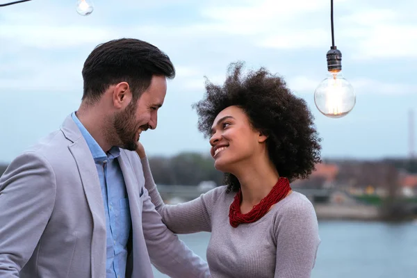 Prise Vue Jeune Couple Affectueux Debout Extérieur — Photo