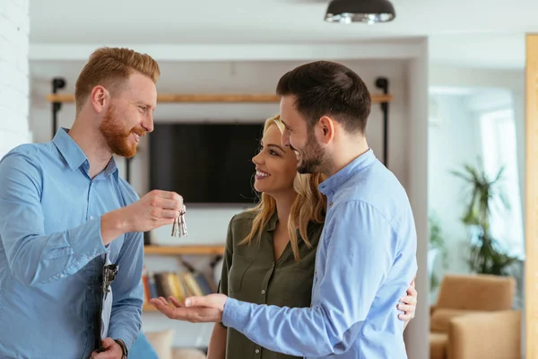 Real Estate Agent Handing Key Happy Couple — Stock Photo, Image