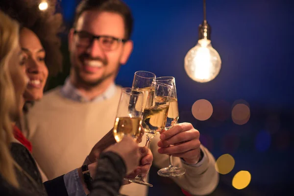 Dört Kişi Şampanya Ile Tezahürat — Stok fotoğraf
