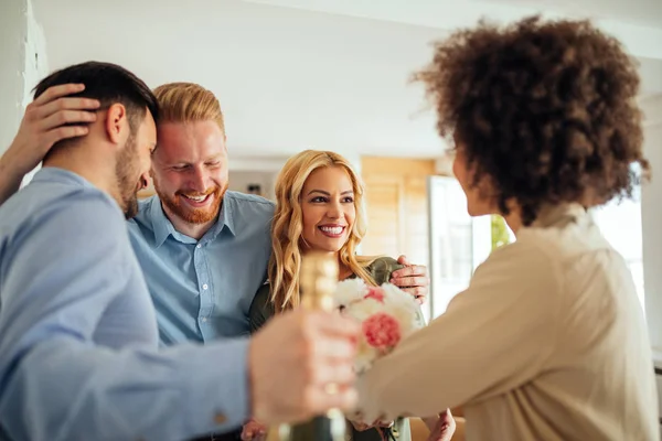 Cuatro Amigos Sonriendo Uno Otro — Foto de Stock