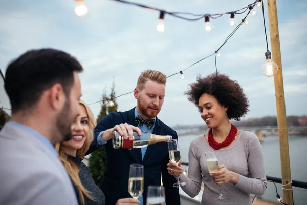Vier Personen Feiern Mit Champagner — Stockfoto