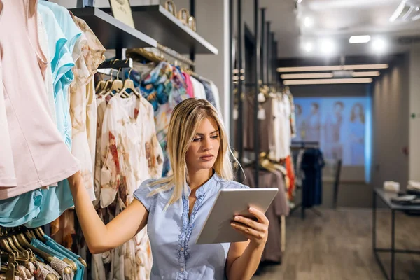 Jeune Femme Dans Magasin Tenant Une Tablette Numérique — Photo