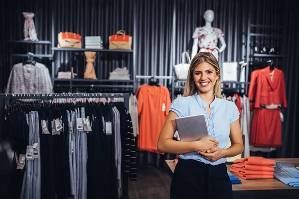 Mujer Joven Una Tienda Sosteniendo Una Tableta Digital — Foto de Stock