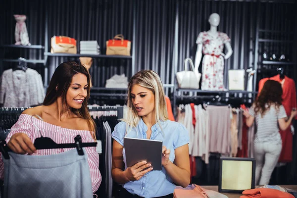 Dos Mujeres Una Tienda Comprobando Disponibilidad Del Producto — Foto de Stock