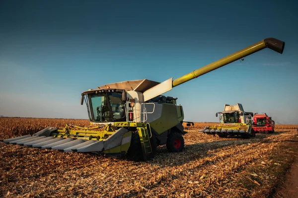 Schot Van Drie Combineren Rooiers Werken Een Veld — Stockfoto