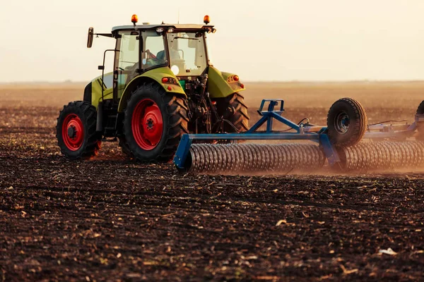 Aufnahme Eines Traktors Mit Walze Der Durch Das Feld Fährt — Stockfoto