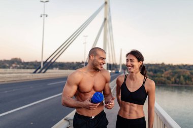 Atletik çift açık havada çalışma.