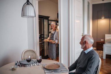 Yaklaşık onların yemeğin tadını çıkarmak için yemek odasında yaşlı çift