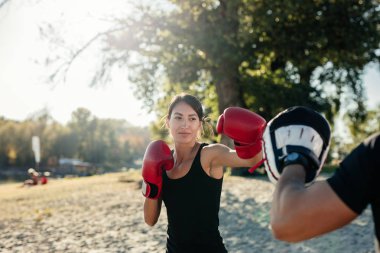 Genç bir kadının boks pratik atış