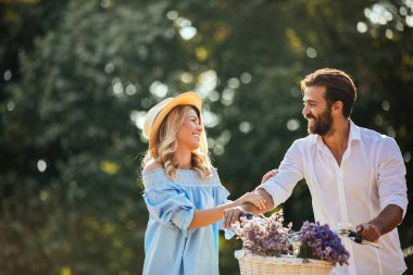 Genç çift birbirlerine, bir bisiklet tutmak gülümseyen