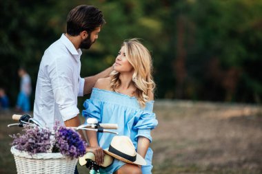 Ayakta parkta genç çift