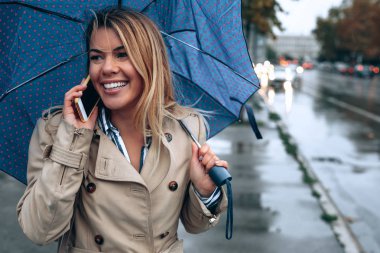 Yağmurlu bir günde Evet genç kadın