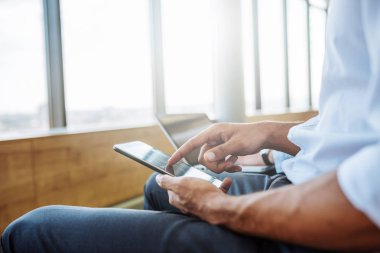 Bir cep telefonu kullanarak bir işadamı resim kırpılmış