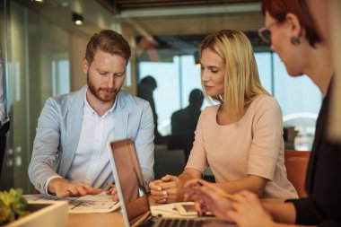 Ofiste toplantısı neşeli işadamları grubu.