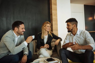 Grup Genç iş adamları kahveden sonra konuşuyor