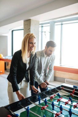 Molada masa futbolu oynayan meslektaşlar.