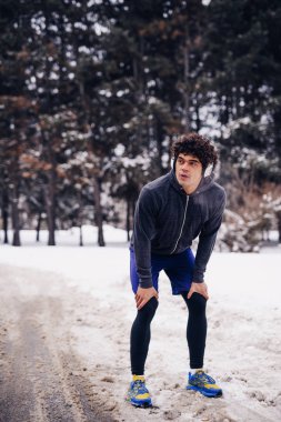 Genç atlet açık havada dinlenme