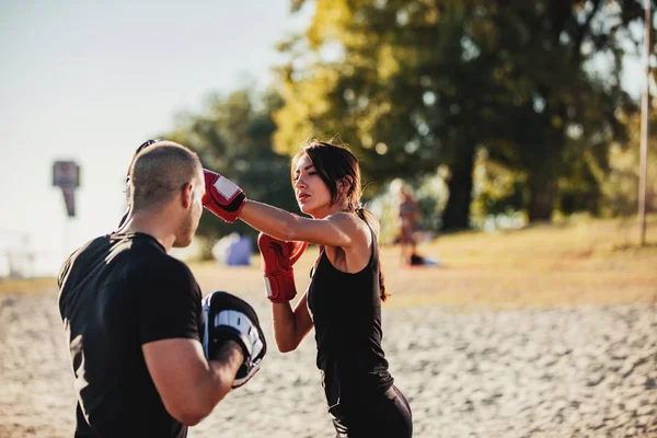 Young Male Female Practicing Boxing Outdoors — Stock Photo, Image