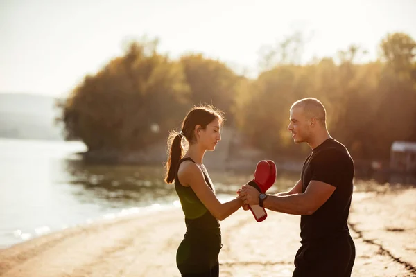 Osobní Trenér Připravuje Jeho Klient Pro Trénink Tím Její Boxerské — Stock fotografie