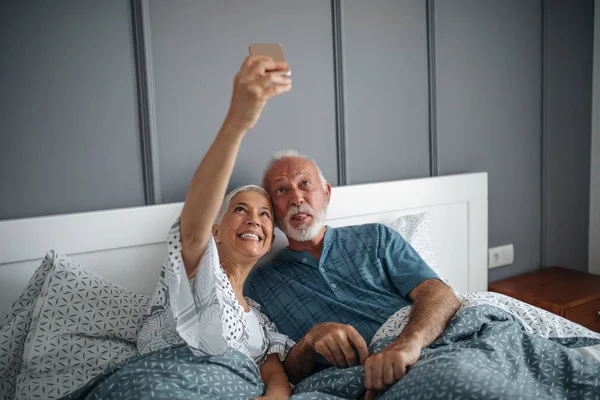 Fotografía Una Pareja Ancianos Divirtiéndose Con Tecnología Moderna — Foto de Stock